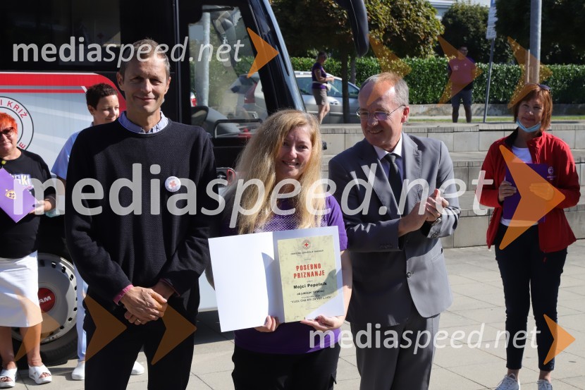  Metod Dolinšek, sekretar Rdečega Križa Maribor;  Mojca Pepelnik, pobudnica akcije Vijol'čna kri za vse ljudi; prim. doc. dr. Jernej Završnik, dr. med., spec., direktor Zdravstvenega doma dr. Adolfa DrolcaKrvodajalska akcija Vijol'čna kri za vse ljudi 2021