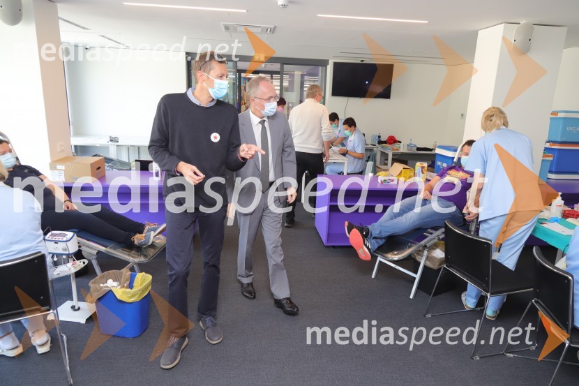  Metod Dolinšek, sekretar Rdečega Križa Maribor; prim. doc. dr. Jernej Završnik, dr. med., spec., direktor Zdravstvenega doma dr. Adolfa DrolcaKrvodajalska akcija Vijol'čna kri za vse ljudi 2021