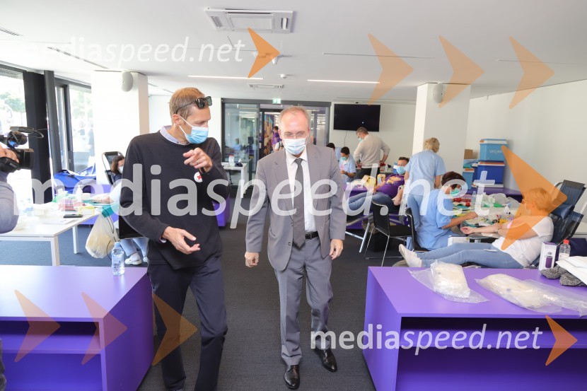 Metod Dolinšek, sekretar Rdečega Križa Maribor; prim. doc. dr. Jernej Završnik, dr. med., spec., direktor Zdravstvenega doma dr. Adolfa DrolcaKrvodajalska akcija Vijol'čna kri za vse ljudi 2021