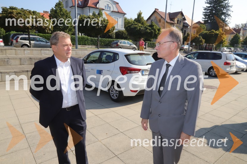  Bojan Ban, direktor NK Maribor; prim. doc. dr. Jernej Završnik, dr. med., spec., direktor Zdravstvenega doma dr. Adolfa DrolcaKrvodajalska akcija Vijol'čna kri za vse ljudi 2021