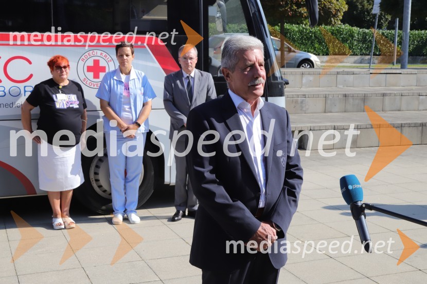  Erika Kavaš, dr. med., CTM UKC Maribor;  ... ;  ... ;  Drago Cotar, nekdanji direktor Zavarovalnega združenja, predsednik NK Maribor in organizacijskega odbora Zlate lisiceKrvodajalska akcija Vijol'čna kri za vse ljudi 2021