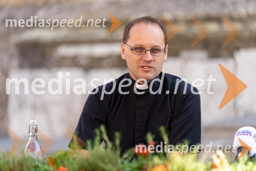  doc. dr. Andrej  Naglič, župnik v KranjuV Kranju odprli novo razgledno točko – zvonik cerkve sv. Kancijana