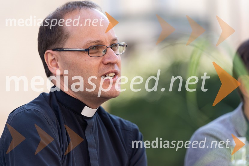  doc. dr. Andrej  Naglič, župnik v KranjuV Kranju odprli novo razgledno točko – zvonik cerkve sv. Kancijana