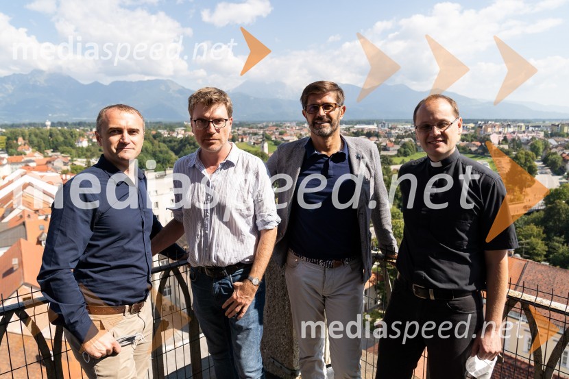  Matjaž Rakovec, župan Mestne občine Kranj;  doc. dr. Andrej  Naglič, župnik v KranjuV Kranju odprli novo razgledno točko – zvonik cerkve sv. Kancijana