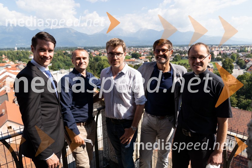  Matjaž Rakovec, župan Mestne občine Kranj;  doc. dr. Andrej  Naglič, župnik v KranjuV Kranju odprli novo razgledno točko – zvonik cerkve sv. Kancijana