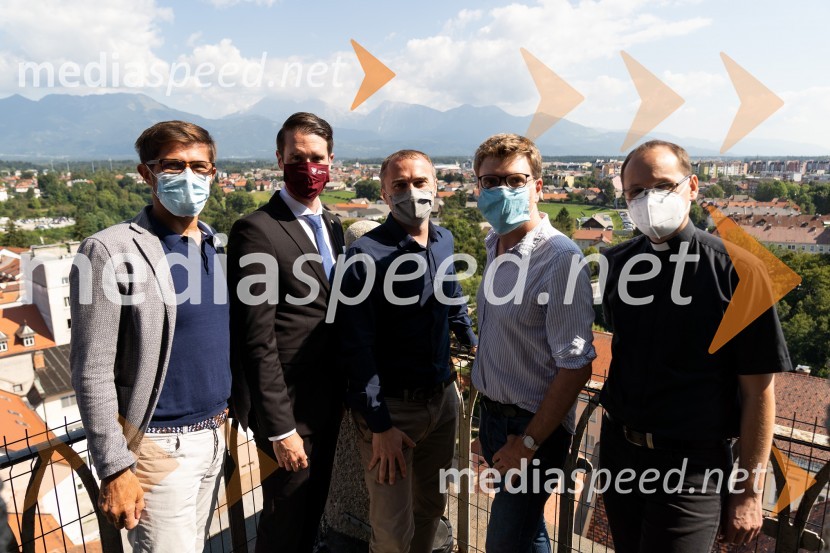  Matjaž Rakovec, župan Mestne občine Kranj;  doc. dr. Andrej  Naglič, župnik v KranjuV Kranju odprli novo razgledno točko – zvonik cerkve sv. Kancijana