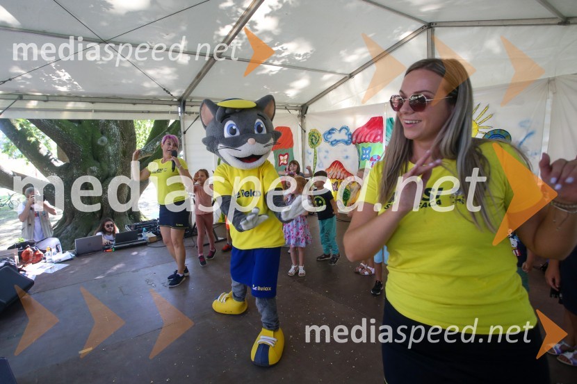  Klavdija Hercog, pevka;  ... ;  ... Družinski festival Mačje mesto 2021