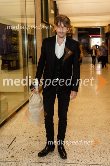  Aljoša Bagola, kreativec, kolumnist, predavatelj in knjižni avtorZimska poroka, premiera MGL Ljubljana