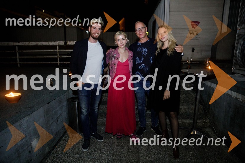  Robert Korošec, igralec;  ... ;  Uroš Smolej, igralec;  ... Zimska poroka, premiera MGL Ljubljana