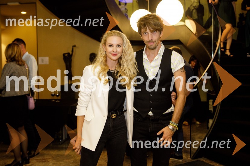  Iva Krajnc Bagola, igralka;  Aljoša Bagola, kreativec, kolumnist, predavatelj in knjižni avtorZimska poroka, premiera MGL Ljubljana