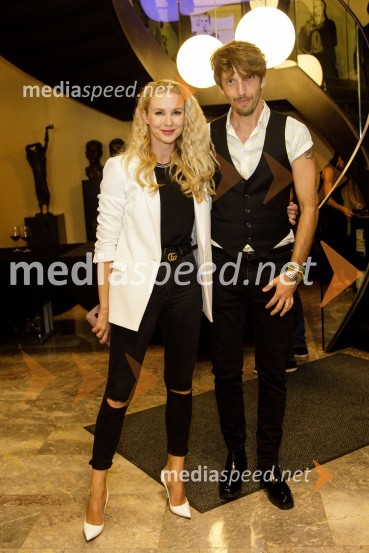  Iva Krajnc Bagola, igralka;  Aljoša Bagola, kreativec, kolumnist, predavatelj in knjižni avtorZimska poroka, premiera MGL Ljubljana