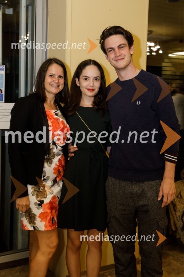  ... ;  Lara Wolf Završnik, igralka;  ... Zimska poroka, premiera MGL Ljubljana