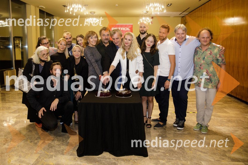  ... ;  ... ;  Gal  Oblak, igralec ;  Viktorija Bencik Emeršič, igralka;  Matic Lukšič, igralec;  Mojca Funkl, igralka;  Nina Rakovec, igralka, pevka;  Mirjam Korbar, igralka;  Lotos Vincenc Šparovec, igralec;  Matjaž Zupančič, režiser;  Iva Krajnc Bagola, igralka;  Jaka Lah, igralec;  Lara Wolf Završnik, igralka;  Tomo Tomšič, igralec;  Jožef Ropoša, igralec;  Gašper Jarni, igralecZimska poroka, premiera MGL Ljubljana