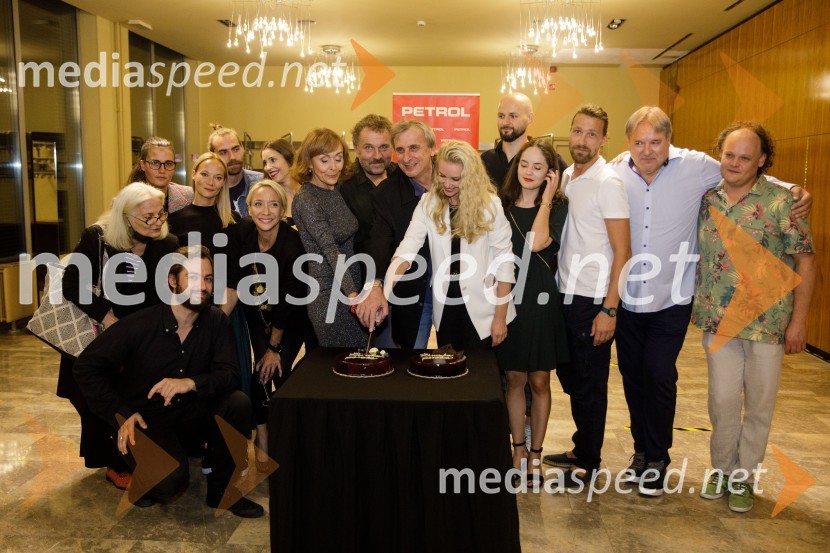  ... ;  ... ;  Gal  Oblak, igralec ;  Viktorija Bencik Emeršič, igralka;  Matic Lukšič, igralec;  Nina Rakovec, igralka, pevka;  Mojca Funkl, igralka;  Mirjam Korbar, igralka;  Lotos Vincenc Šparovec, igralec;  Matjaž Zupančič, režiser;  Iva Krajnc Bagola, igralka;  Jaka Lah, igralec;  Lara Wolf Završnik, igralka;  Tomo Tomšič, igralec;  Jožef Ropoša, igralec;  Gašper Jarni, igralecZimska poroka, premiera MGL Ljubljana