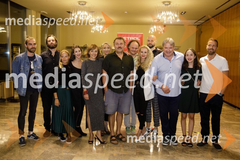  Matic Lukšič, igralec;  Gal  Oblak, igralec ;  Viktorija Bencik Emeršič, igralka;  Nina Rakovec, igralka, pevka;  Mirjam Korbar, igralka;  Mojca Funkl, igralka;  Lotos Vincenc Šparovec, igralec;  Gašper Jarni, igralec;  Iva Krajnc Bagola, igralka;  Jaka Lah, igralec;  Jožef Ropoša, igralec;  Lara Wolf Završnik, igralka;  Tomo Tomšič, igralecZimska poroka, premiera MGL Ljubljana