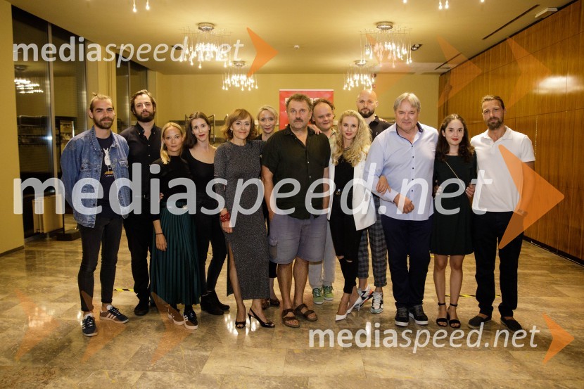  Matic Lukšič, igralec;  Gal  Oblak, igralec ;  Viktorija Bencik Emeršič, igralka;  Nina Rakovec, igralka, pevka;  Mirjam Korbar, igralka;  Mojca Funkl, igralka;  Lotos Vincenc Šparovec, igralec;  Gašper Jarni, igralec;  Iva Krajnc Bagola, igralka;  Jaka Lah, igralec;  Jožef Ropoša, igralec;  Lara Wolf Završnik, igralka;  Tomo Tomšič, igralecZimska poroka, premiera MGL Ljubljana