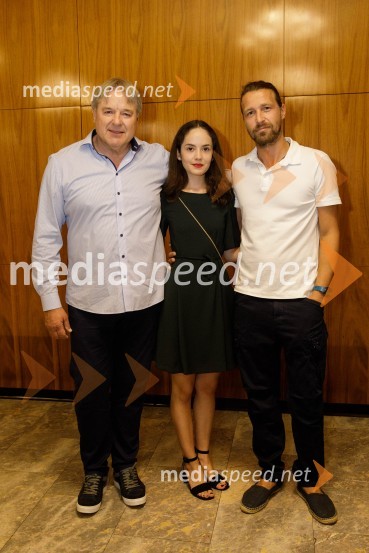  Jožef Ropoša, igralec;  Lara Wolf Završnik, igralka;  Tomo Tomšič, igralecZimska poroka, premiera MGL Ljubljana