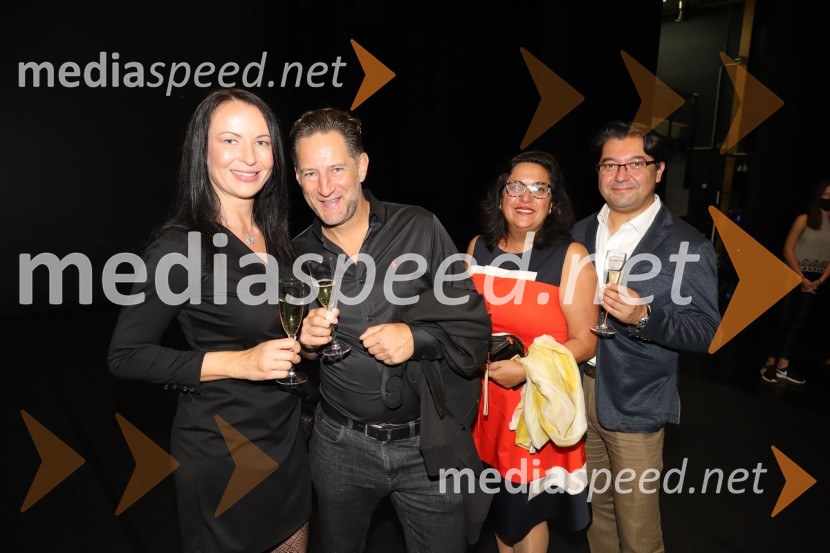  Melita Pipuš;  John Denhof, predsednik uprave NKBM;  ... ;  ... Slovesno obeleženje 30-letnice umetniškega delovanja Edwarda Cluga, SNG Maribor