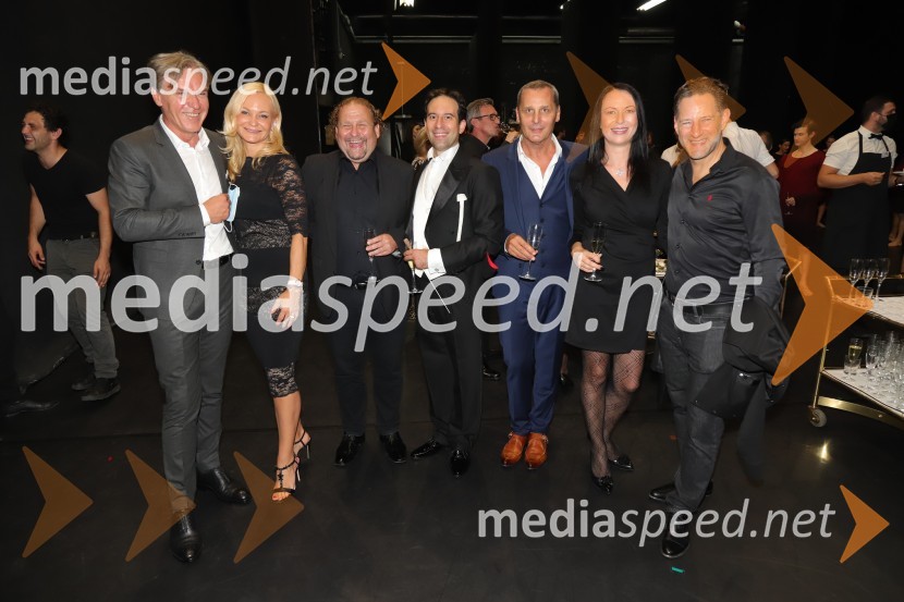 mag. David Kastelic, predsednik uprave, Zavarovalnica Sava, d.d.; dr. Jerneja Kastelic, direktorica sektorja za gospodarjenje z objekti in najemniki, Mercator d.d.;  Darko  Brlek, direktor in umetniški vodja, Festival Ljubljana;  Simon Krečič, umetniški direktor Opere SNG Maribor;  Danilo Rošker, direktor SNG Maribor;  Melita Pipuš;  John Denhof, predsednik uprave NKBMSlovesno obeleženje 30-letnice umetniškega delovanja Edwarda Cluga, SNG Maribor