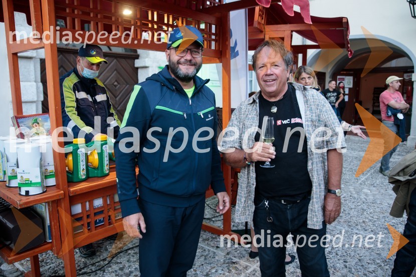  Matjaž  Berčon, direktor Komunale Kranj;  Peter Lovšin - Pero, pevecPero Lovšin in novinarska konferenca o Zero waste strategiji Komunale Kranj
