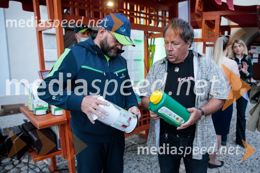 Matjaž  Berčon, direktor Komunale Kranj;  Peter Lovšin - Pero, pevecPero Lovšin in novinarska konferenca o Zero waste strategiji Komunale Kranj