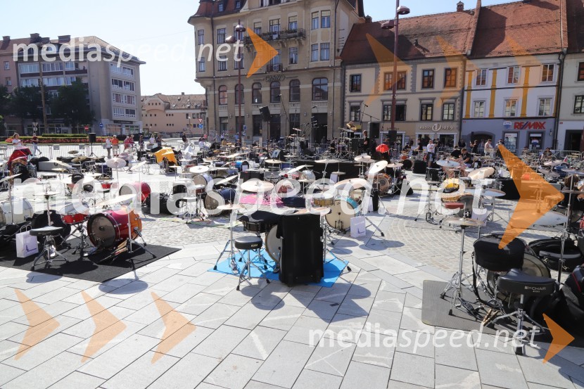 100 bobnarjev in Marko Soršak Soki na Glavnem trgu v Mariboru