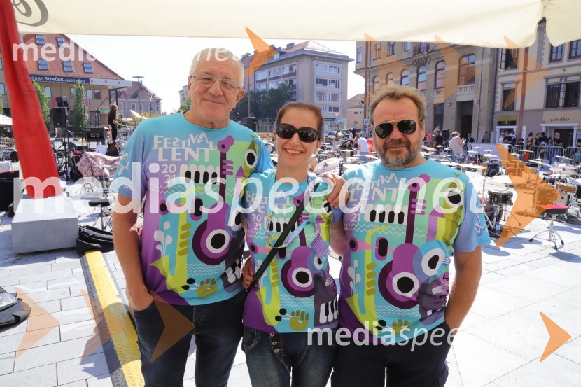  Boris Črnič - Boco, služba za odnose z javnostjo, Narodni dom Maribor; mag. Mojca Pušnik, Narodni dom Maribor;  Andrej Borko, pomočnik direktorja Narodnega doma Maribor100 bobnarjev in Marko Soršak Soki na Glavnem trgu v Mariboru