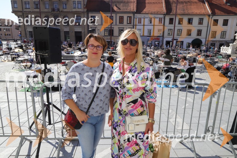  Lidija Divjak Mirnik, poslanka DZ Republike Slovenije;  Darja Lampreht100 bobnarjev in Marko Soršak Soki na Glavnem trgu v Mariboru
