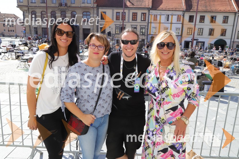  ... ;  Lidija Divjak Mirnik, poslanka DZ Republike Slovenije;  Marko Soršak-Soki, bobnar, skupina Elvis Jackson;  Darja Lampreht100 bobnarjev in Marko Soršak Soki na Glavnem trgu v Mariboru