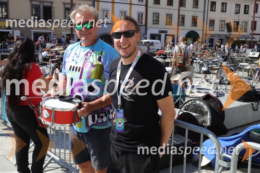  Vladimir  Rukavina Gogo, direktor Narodnega doma Maribor ter direktor Festivala Lent ;  Marko Soršak-Soki, bobnar, skupina Elvis Jackson100 bobnarjev in Marko Soršak Soki na Glavnem trgu v Mariboru