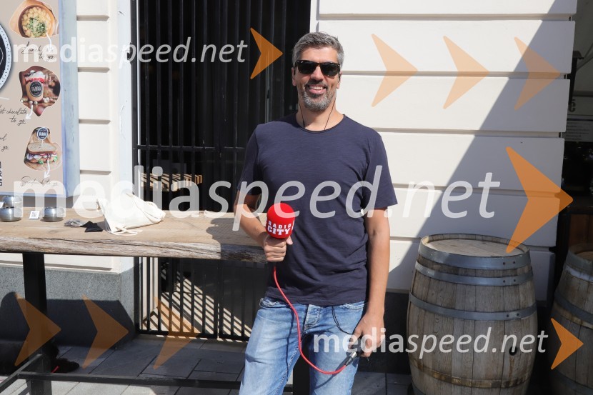  Bor Greiner, odgovorni urednik, Radio City100 bobnarjev in Marko Soršak Soki na Glavnem trgu v Mariboru