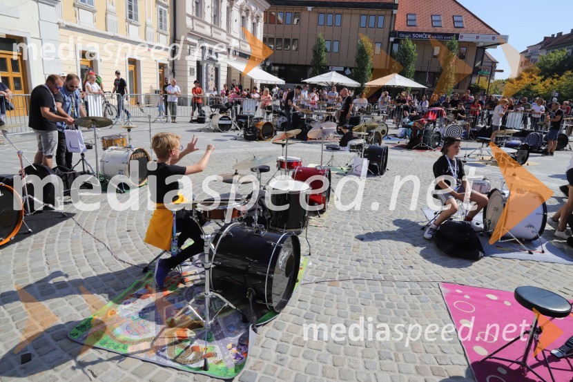 100 bobnarjev in Marko Soršak Soki na Glavnem trgu v Mariboru