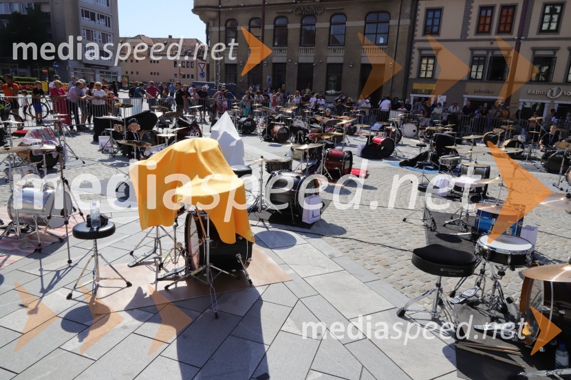 100 bobnarjev in Marko Soršak Soki na Glavnem trgu v Mariboru