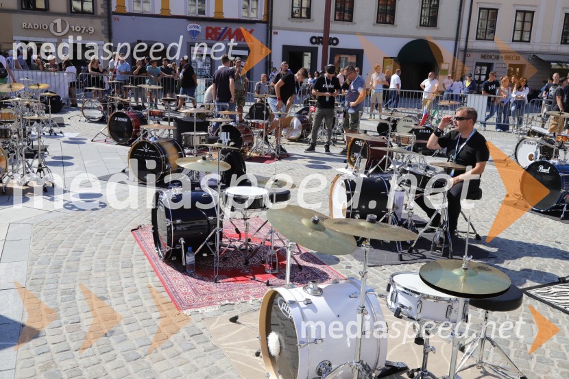 100 bobnarjev in Marko Soršak Soki na Glavnem trgu v Mariboru