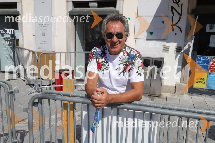  Danilo Karba, nekdanji bobnar skupine Čudežna polja in Atlantis100 bobnarjev in Marko Soršak Soki na Glavnem trgu v Mariboru