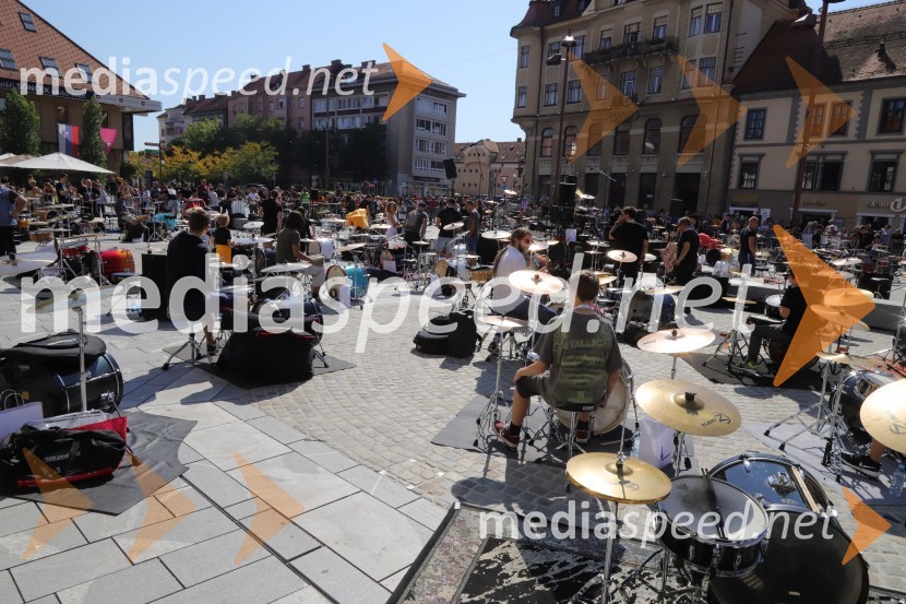 100 bobnarjev in Marko Soršak Soki na Glavnem trgu v Mariboru