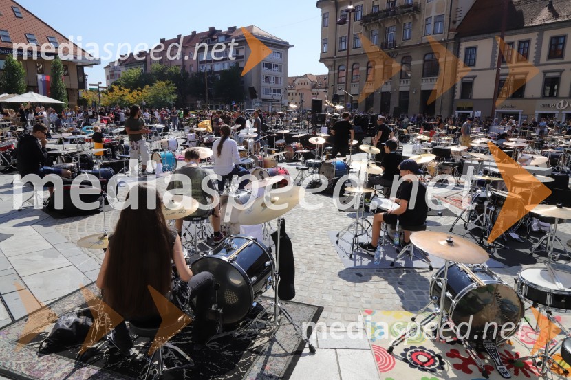 100 bobnarjev in Marko Soršak Soki na Glavnem trgu v Mariboru