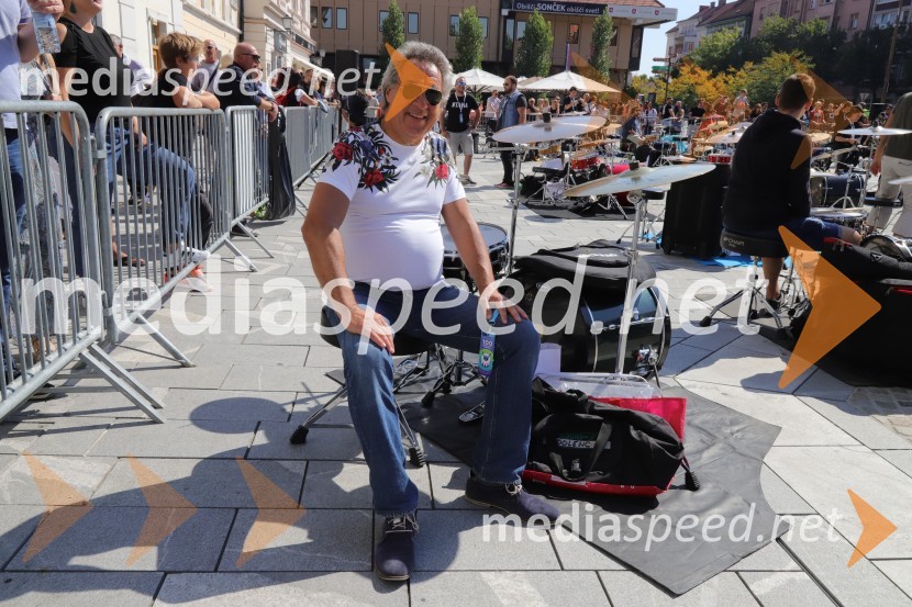  Danilo Karba, nekdanji bobnar skupine Čudežna polja in Atlantis100 bobnarjev in Marko Soršak Soki na Glavnem trgu v Mariboru