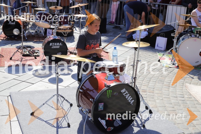 100 bobnarjev in Marko Soršak Soki na Glavnem trgu v Mariboru