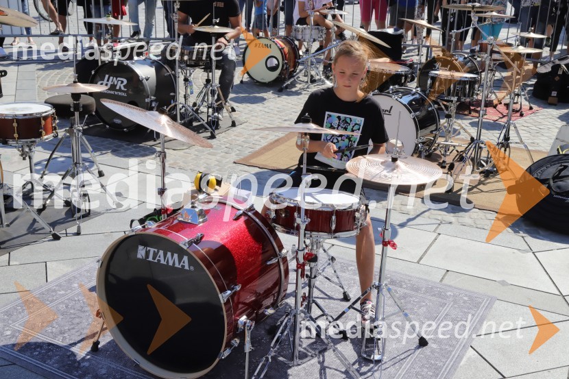 100 bobnarjev in Marko Soršak Soki na Glavnem trgu v Mariboru