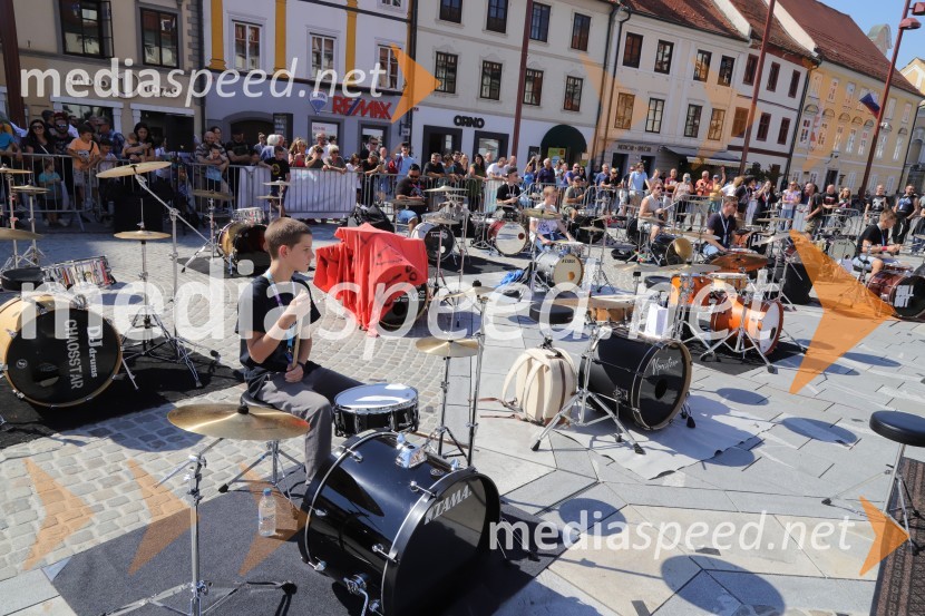100 bobnarjev in Marko Soršak Soki na Glavnem trgu v Mariboru