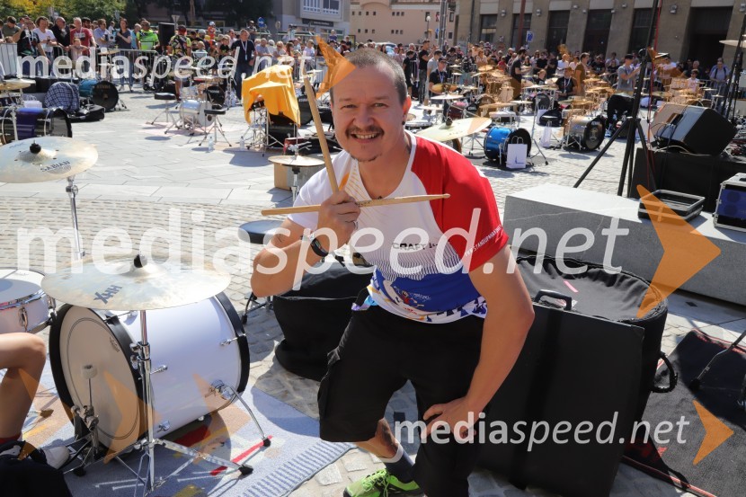  Andrej  Težak-Tešky, stand-up komik, manager, producent, tekač na dolge proge in dobrodelnež100 bobnarjev in Marko Soršak Soki na Glavnem trgu v Mariboru