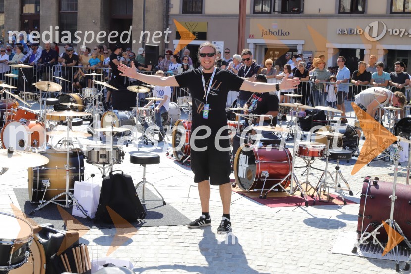  Marko Soršak-Soki, bobnar, skupina Elvis Jackson100 bobnarjev in Marko Soršak Soki na Glavnem trgu v Mariboru
