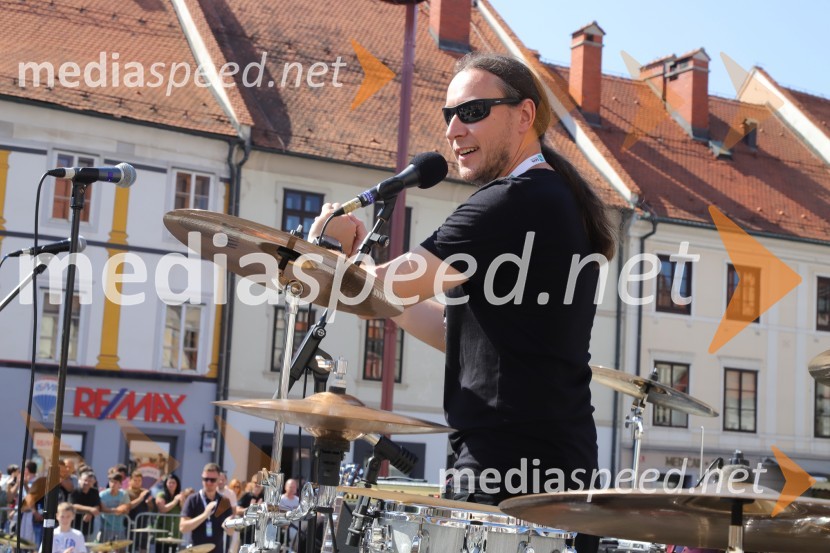  Marko Soršak-Soki, bobnar, skupina Elvis Jackson100 bobnarjev in Marko Soršak Soki na Glavnem trgu v Mariboru