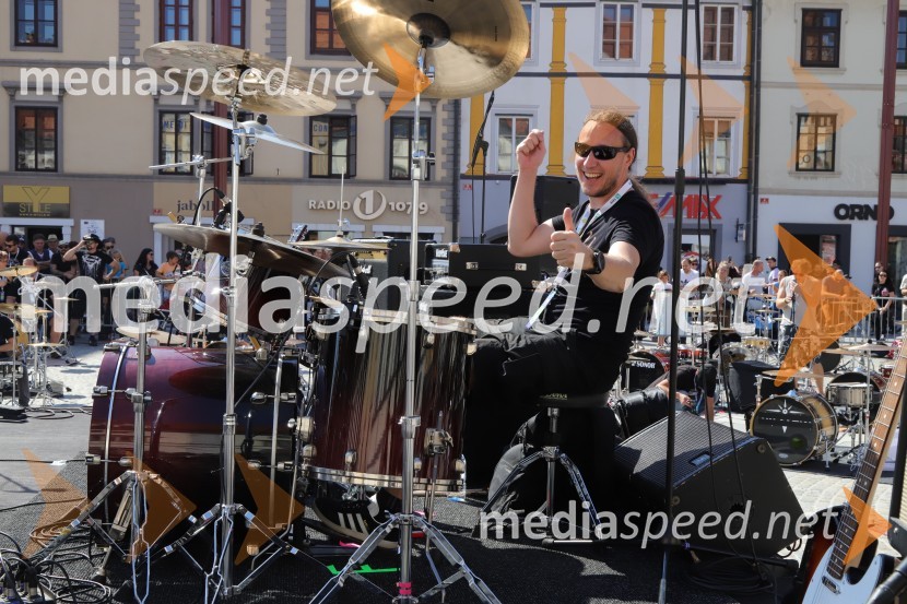  Marko Soršak-Soki, bobnar, skupina Elvis Jackson100 bobnarjev in Marko Soršak Soki na Glavnem trgu v Mariboru