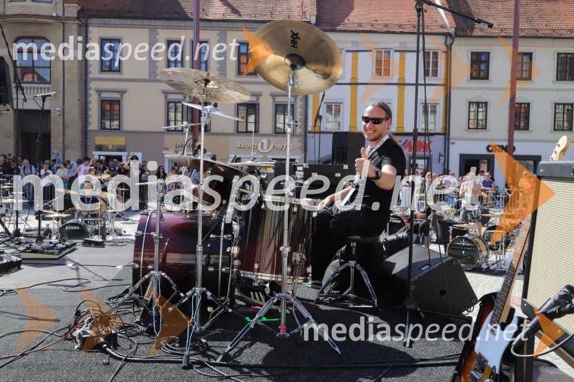  Marko Soršak-Soki, bobnar, skupina Elvis Jackson100 bobnarjev in Marko Soršak Soki na Glavnem trgu v Mariboru