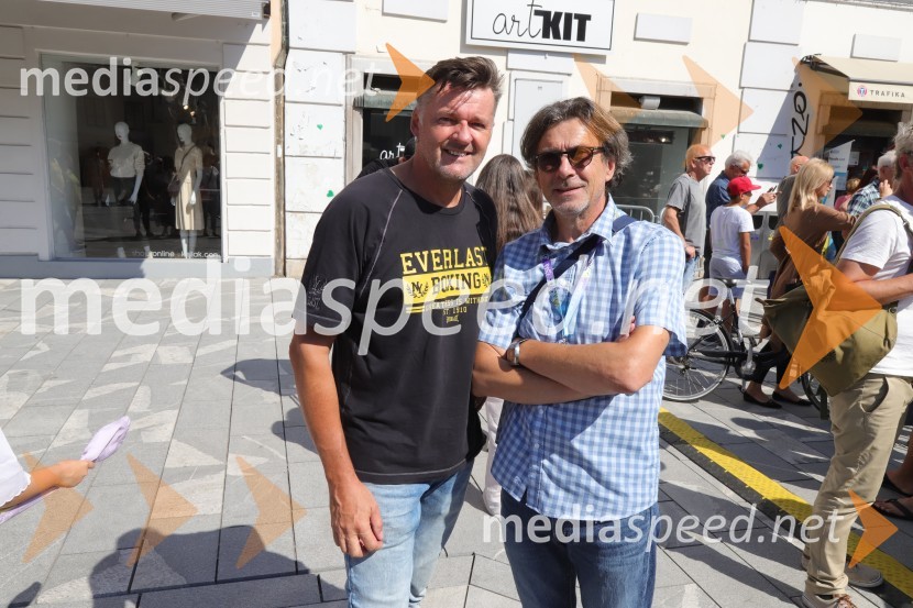  Simon Gomilšek, pevec, Duo Platin;  Igor Fekonja - Feki100 bobnarjev in Marko Soršak Soki na Glavnem trgu v Mariboru