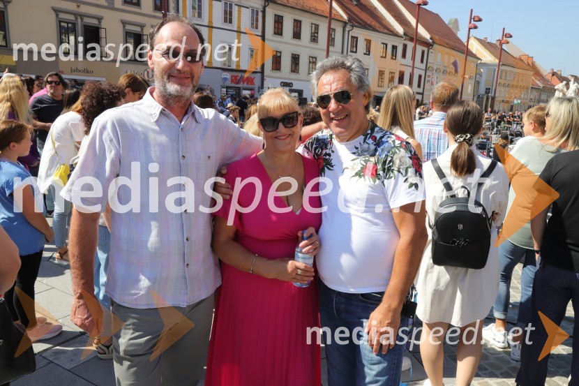  ... ;  Nevenka Karba;  Danilo Karba, nekdanji bobnar skupine Čudežna polja in Atlantis100 bobnarjev in Marko Soršak Soki na Glavnem trgu v Mariboru