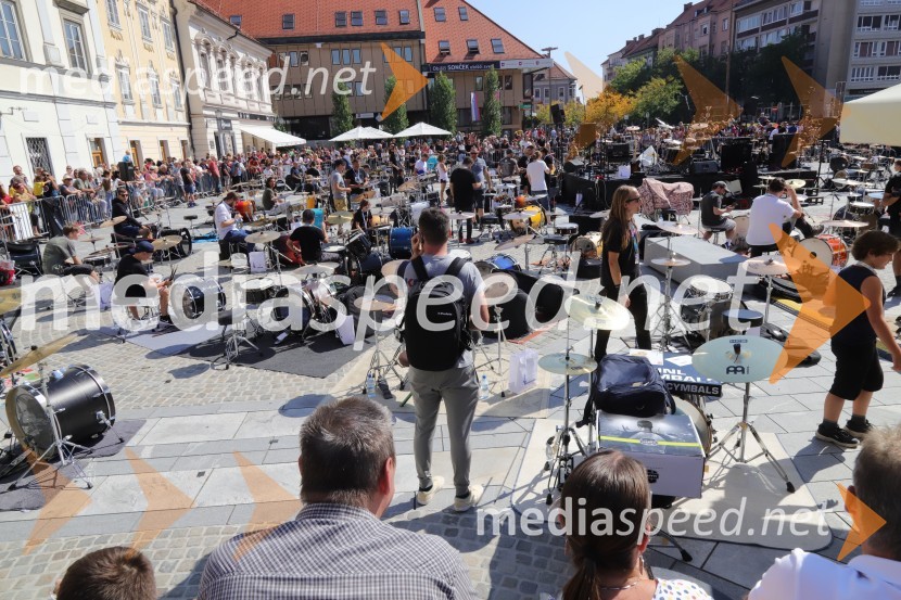 100 bobnarjev in Marko Soršak Soki na Glavnem trgu v Mariboru