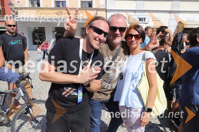  Marko Soršak-Soki, bobnar, skupina Elvis Jackson;  Robert Novak, skupina Mi2;  Mojca  Harc Novak100 bobnarjev in Marko Soršak Soki na Glavnem trgu v Mariboru